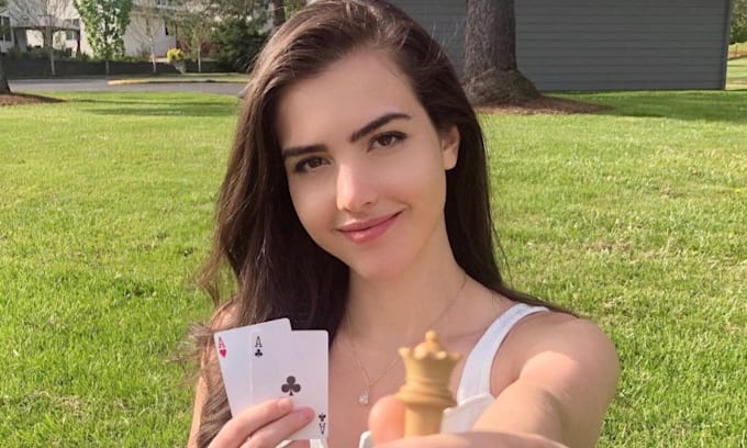 Alexandra Botez juega al póker y al ajedrez