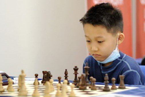 Roman Shogdzhiev solo tiene 7 años, pero también ganó todas sus partidas. Foto: FIDE