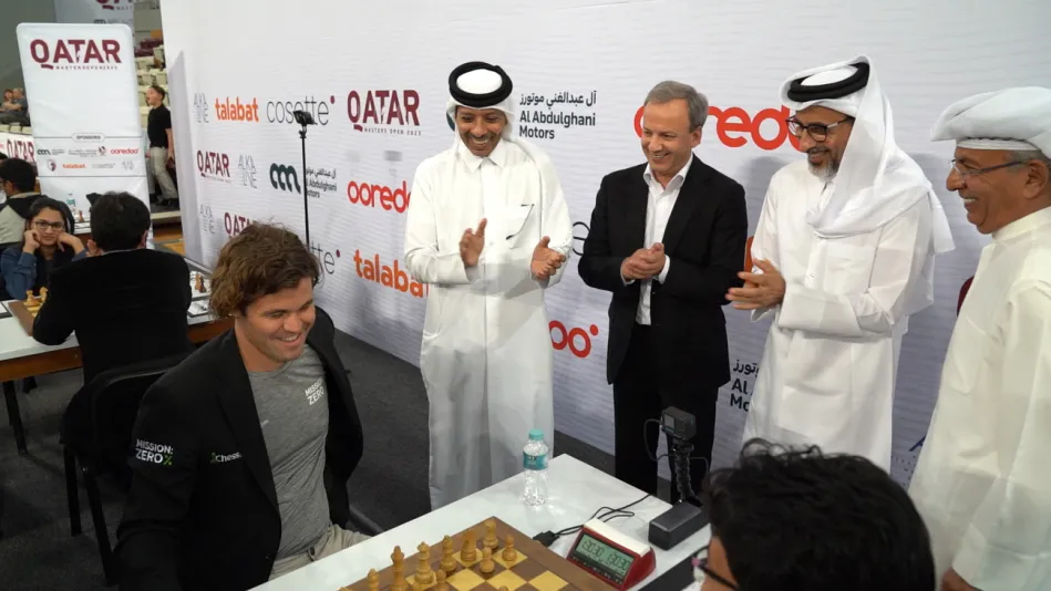 Carlsen, con Arkady Dvorkovich y las autoridades del torneo de Catar