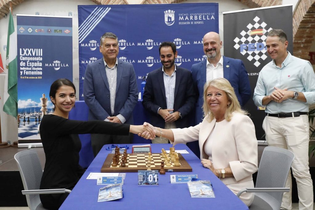Sara Khadem saluda a la alcaldesa de Marbella en la presentación del Campeonato de España