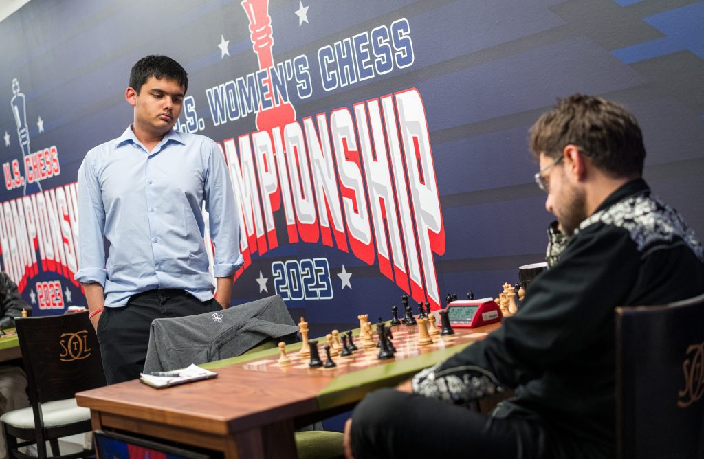 Mishra observa su posición contra Aronian. Foto: Club de San Luis / Lennart Ootes