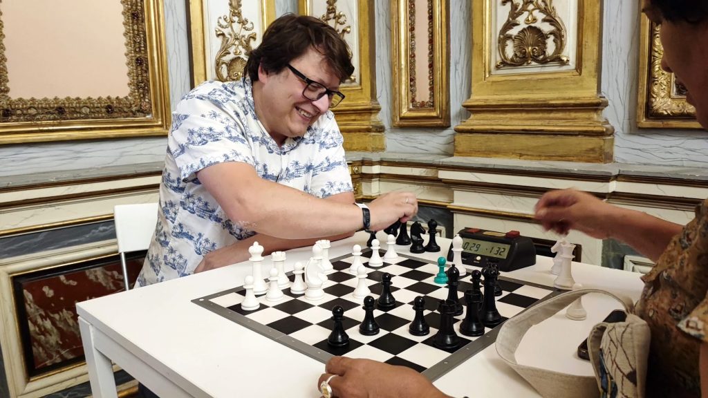 Xosé Zapata, en el Torneo de Candidatos de Madrid, jugando unas rápidas muy particulares contra Patricia Claros Aguilar