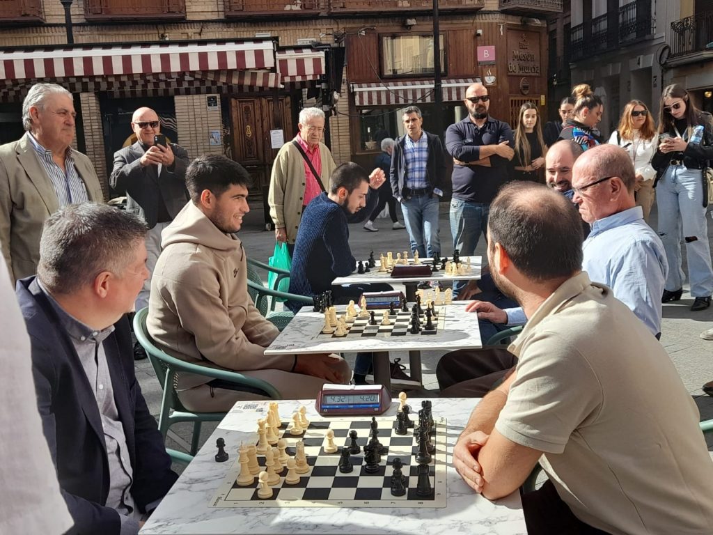 Alcaraz, concentrado en su partida de ajedrez en la plaza de las Flores de Murcia. Foto: Club Thader Chess