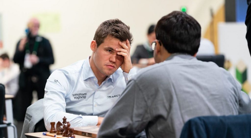 Magnus Carlsen observa a Anand en una de sus partidas. Foto: Maria Emelianova