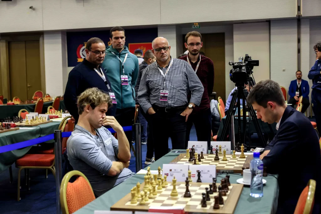 Magnus Carlsen rozó la derrota contra Valentin Dragnev. Foto: Mark Livshitz