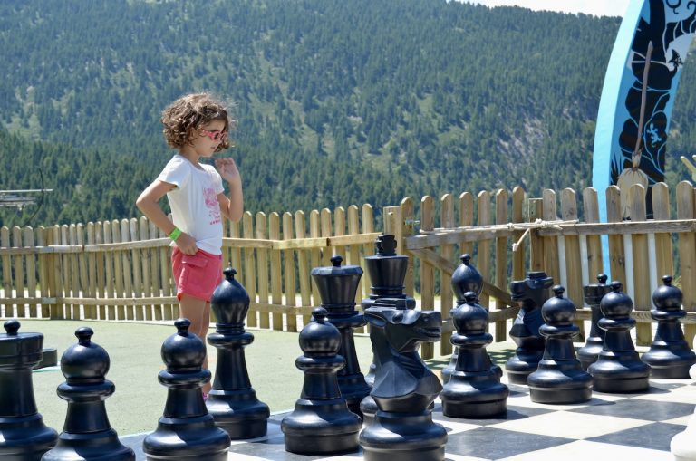 Niña jugando al ajedrez @FMB