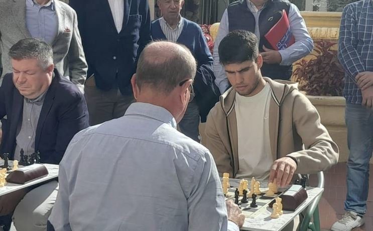 Carlos Alcaraz juega en la calle al ajedrez en una campaña de Nike. Foto: regiononlinemurcia
