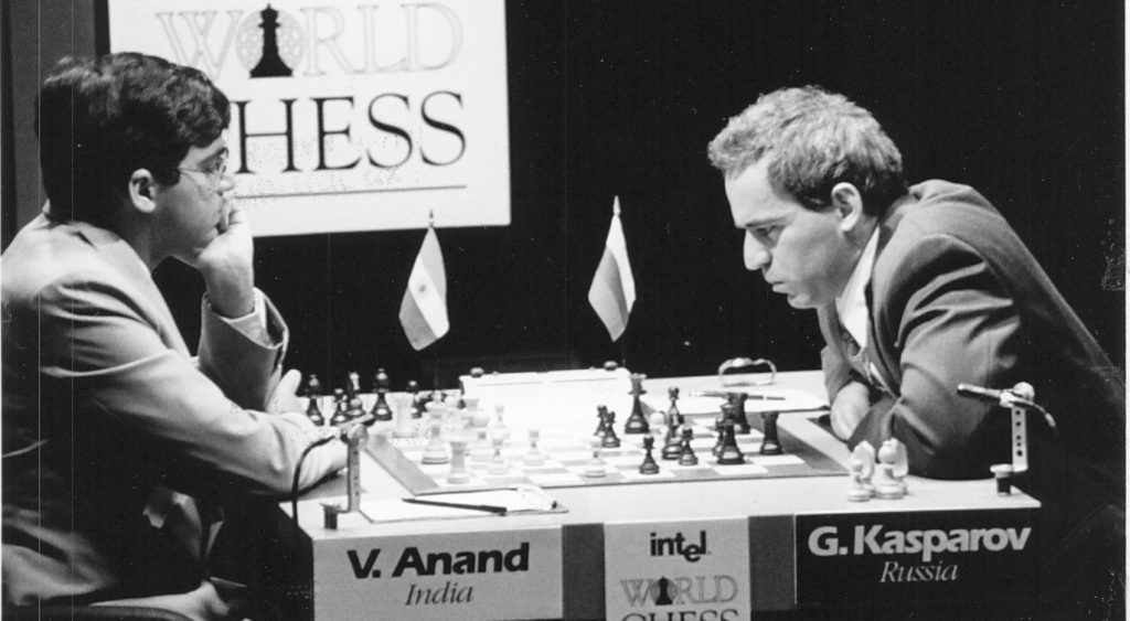 Anand y Kasparov, en 1995, en el Campeonato del Mundo de la PCA que se jugó en una de las Torres Gemelas