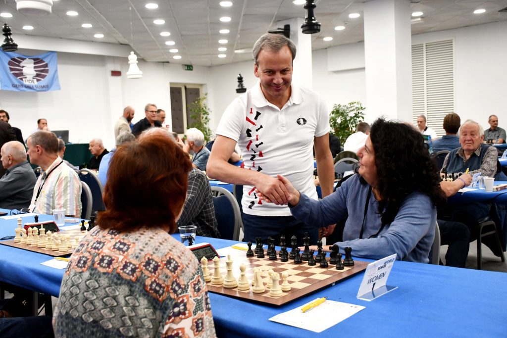 El presidente de la FIDE, Arkady Dvorkovich, felicita a Mónica Calzetta. Foto: Patricia Claros Aguilar