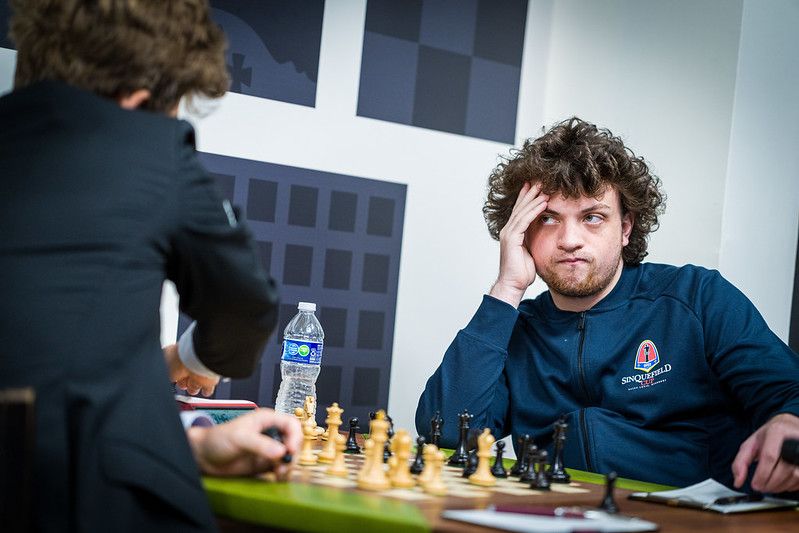 Hans Niemann mira a Carlsen con no demasiado cariño en la partida de San Luis. Foto: Lennart Ootes