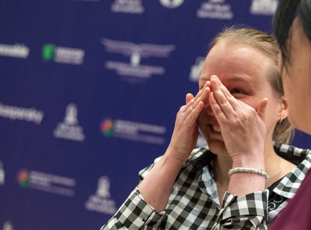 Valentina Gunina, emocionada después de ganar el Mundial de ajedrez relámpago. Foto: Lennart Ootes