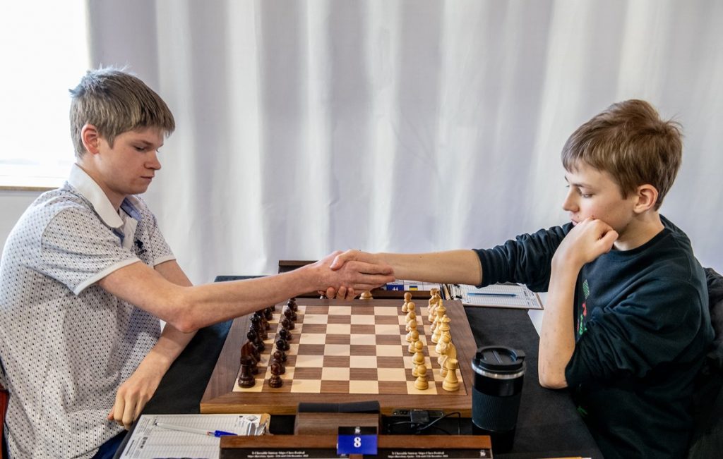 Svyatoslav Bazakutsa y Volodar Murzin, dos niños que participan en el Sunway Chess Festival de Sitges, se dan la mano antes de una partida. Foto: David Llada