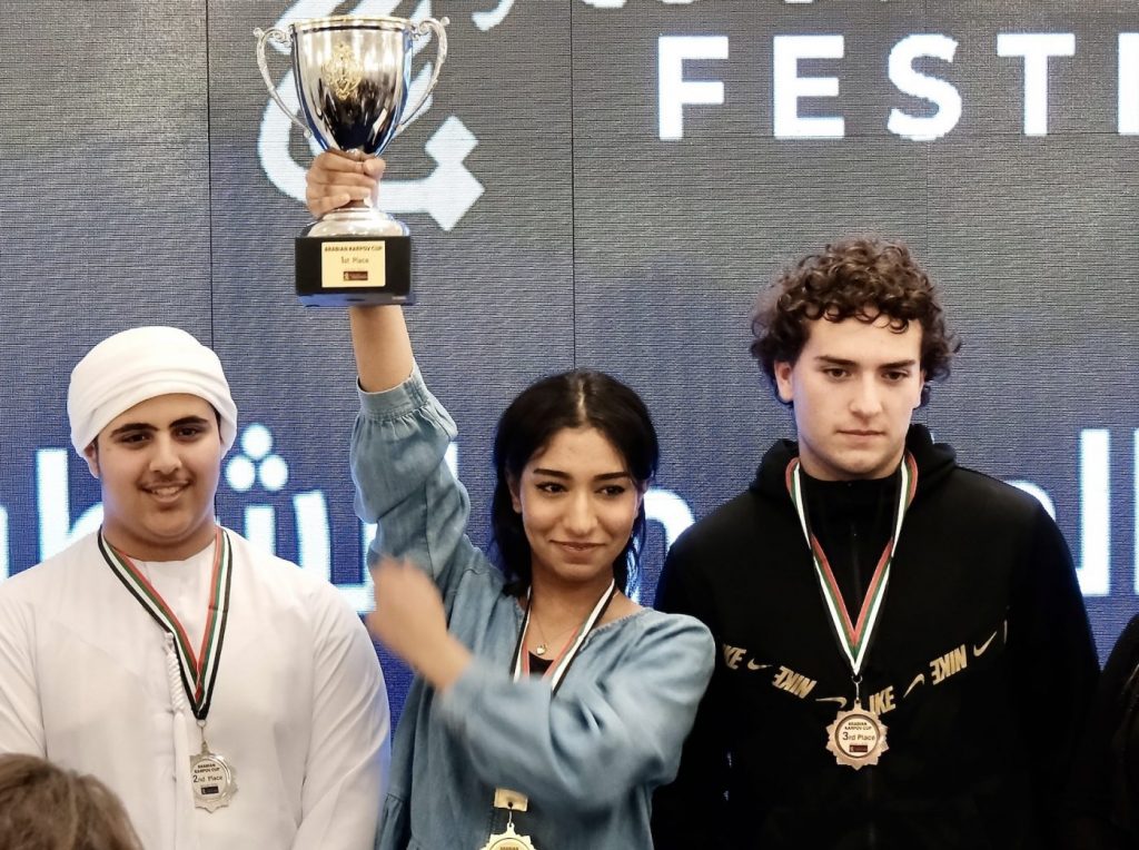 Alserkal Rouda Essa, vencedora en Yeda, al lado del segundo clasificado, Alzaabi Humaidan Mohamed, y el tercero, Álvaro Bravo
