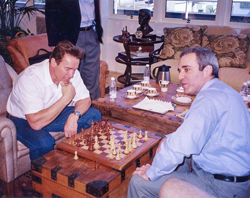 Arnold Schwarzenegger, contra Garry Kasparov, una lucha desigual en cualquier territorio