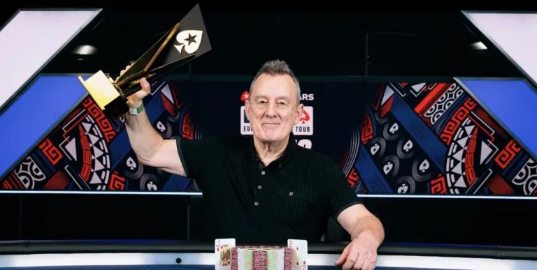 Barny Boatman, con su trofeo de ganador del EPT París