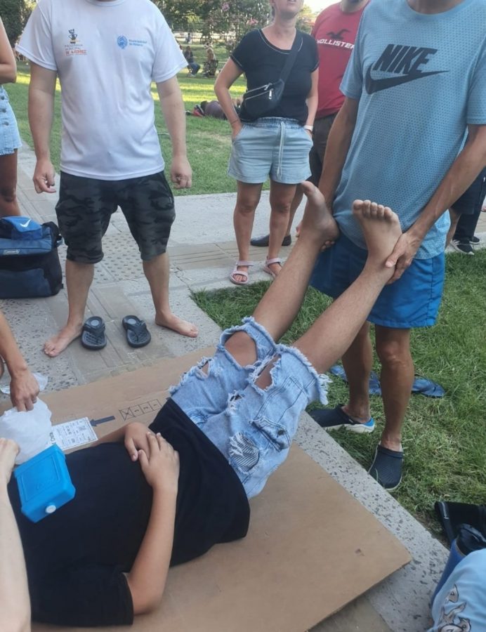 Otro jugador es atendido después de sufrir un desmayo por la ola de calor que se vive en  Argentina
