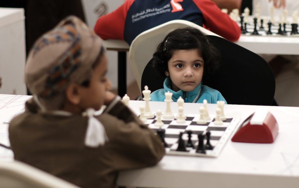 Hoor Fatima, contra el mejor jugador entre los más pequeños. Foto: FMB / Damas y Reyes