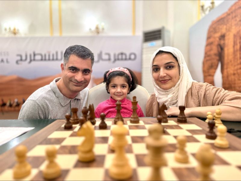 Hoor Fatima, en el torneo de Yeda, con sus padres. Foto: Patricia Claros