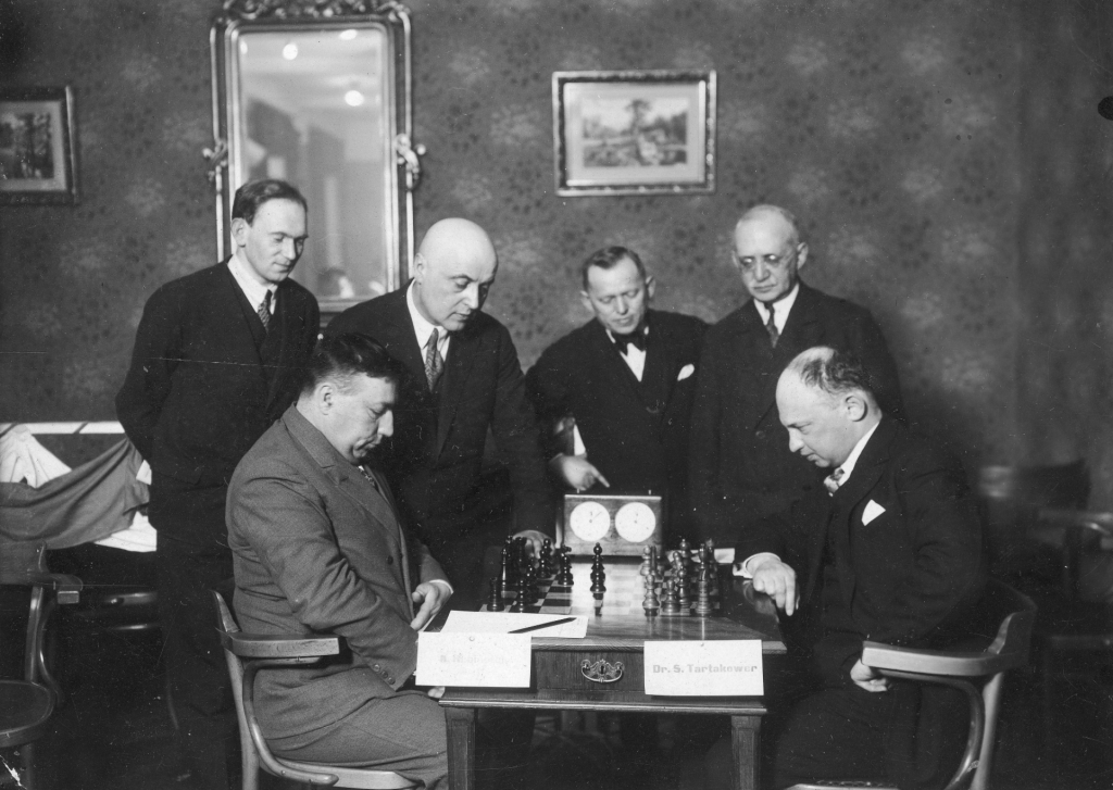 Rubinstein y Tartakover,  enfrentados en el tablero. Foto: Archivo Nacional de Polonia