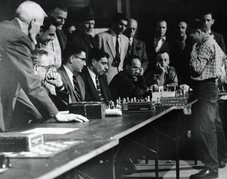Bobby Fischer, con 13 años, juega una sesión de simultáneas en el Marshall Chess Club, en 1957