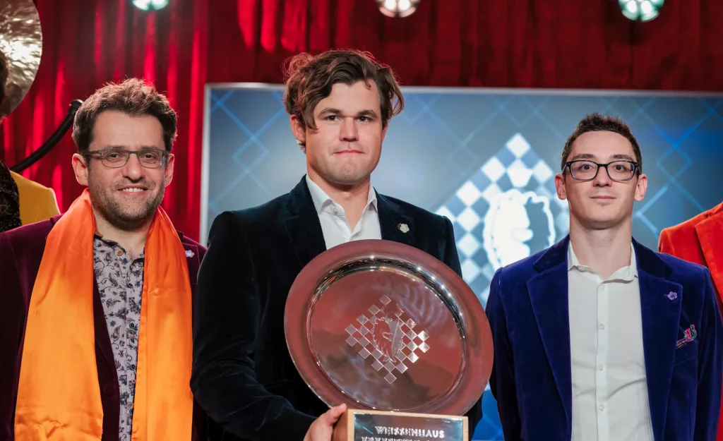 Carlsen recoge el premio del primer torneo de Freestyle Chess, hace un mes en Alemania. Caruana terminó segundo Aronian tercero. Foto: Maria Emelianova