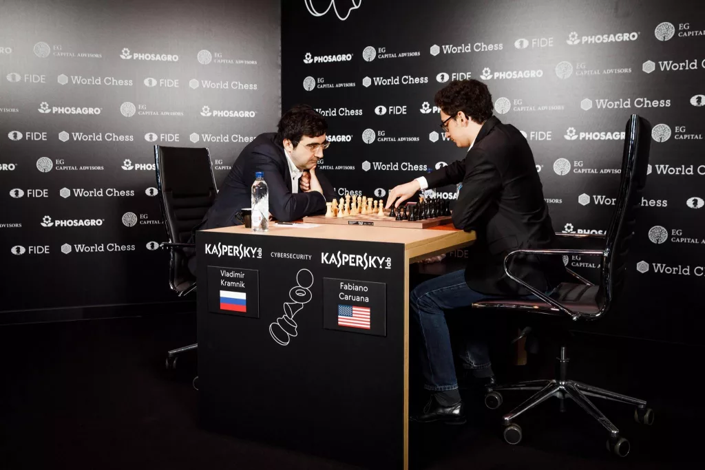 Caruana contra Kramnik, fotografiado por Nick-Dunaevsky. El americano coincide en algunas cosas con las tesis del ruso