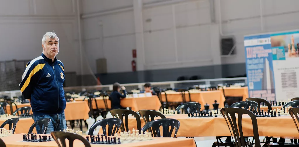 Vasyl Ivanchuk, después de la última ronda, todavía pensando en ajedrez