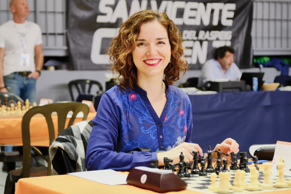 Sabrina Vega, una de nuestras mejores ajedrecistas, siempre con una sonrisa. Foto: FMB / Damas y Reyes