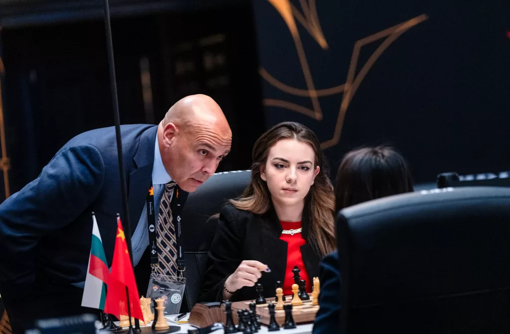 Aris Marguetis, árbitro principal del Candidatos, con Nurgyul Salimova. Foto: Michal Walusza / FIDE