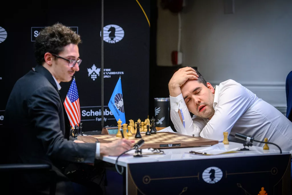 Caruana y Nepo, hundidos después de firmar unas tablas que no le valían a ninguno de los dos. Foto: Michal Walusza / FIDE