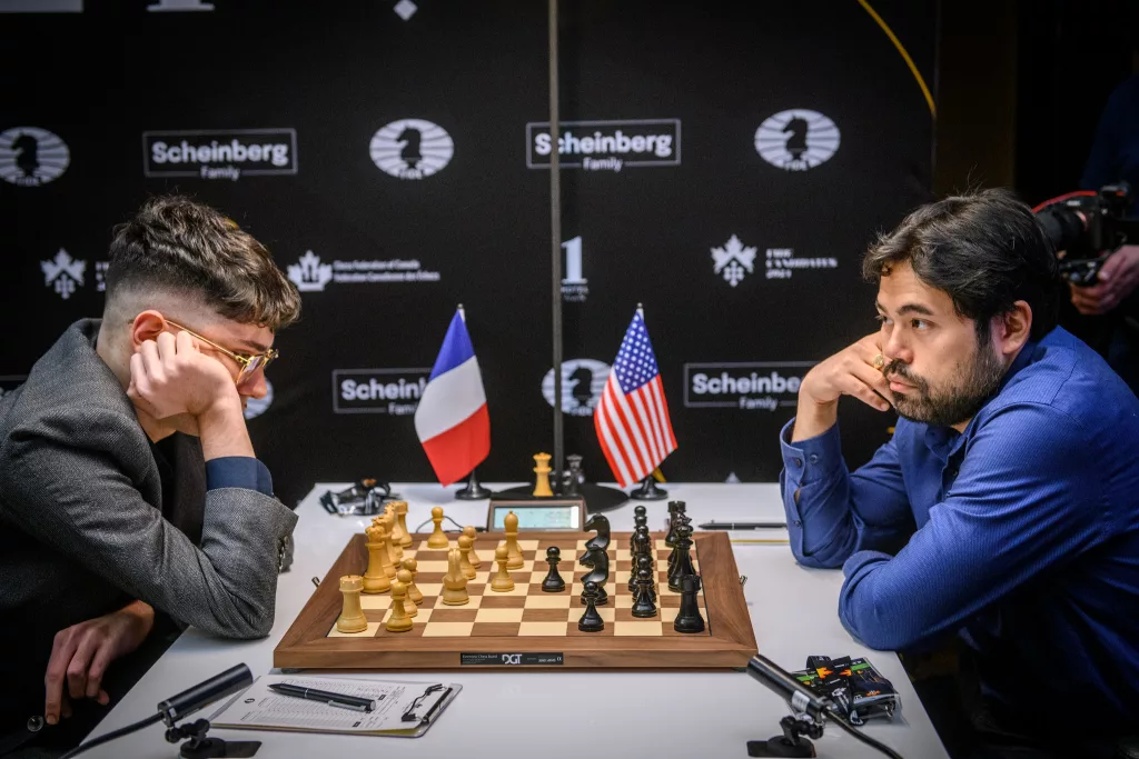 Hikaru Nakamura (derecha) venció a Alireza Firouzja. Foto: Michal Walusza / FIDE