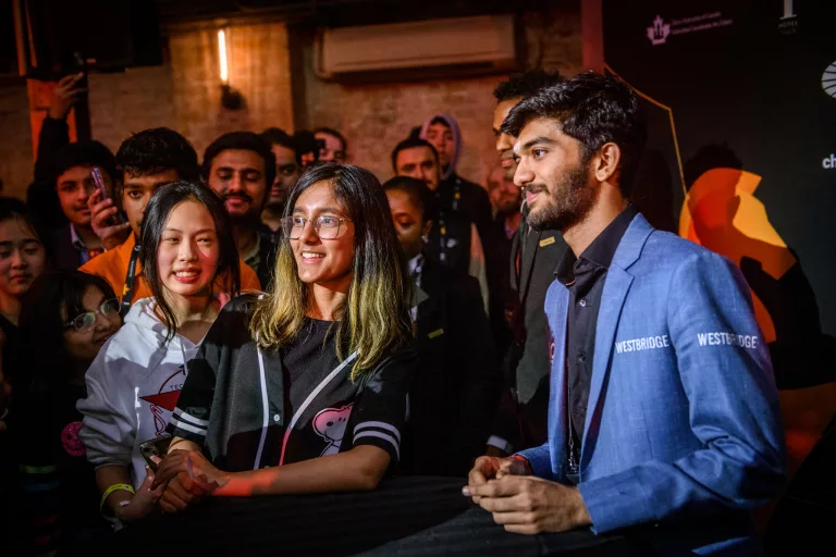 Gukesh, recibido como un héroe por los aficionados. Foto: Michael Walusza