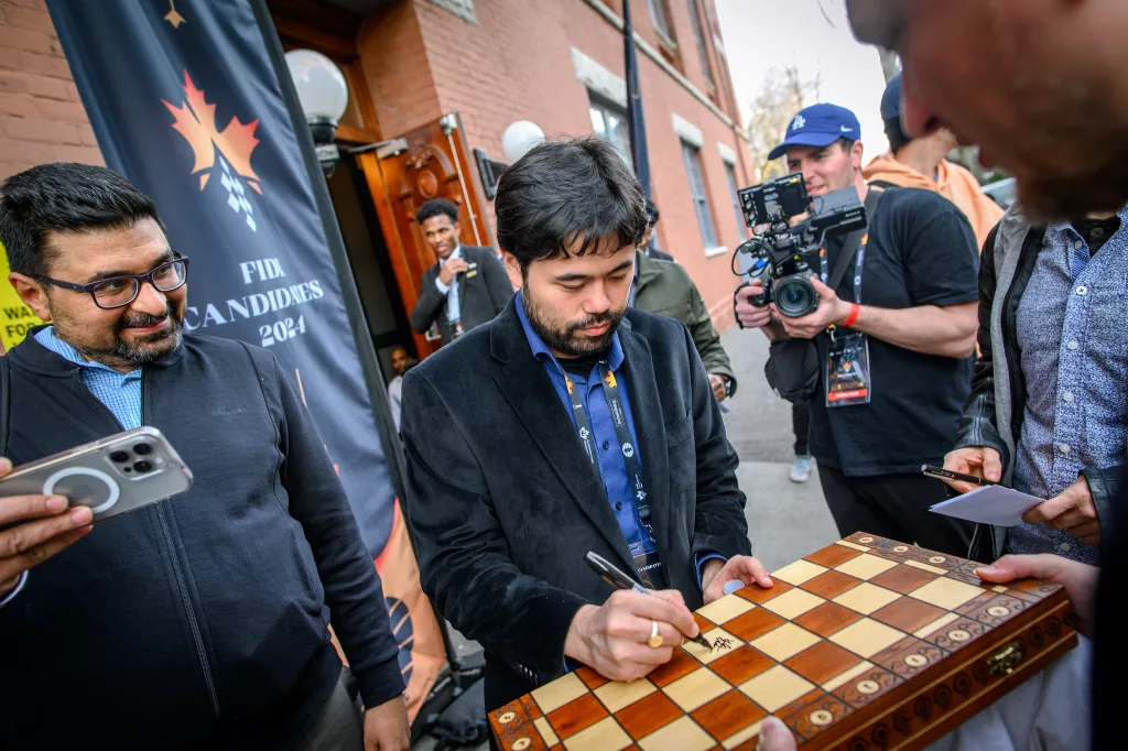 Nakamura firma autógrafos en Toronto. Foto: Michal Walusza / FIDE