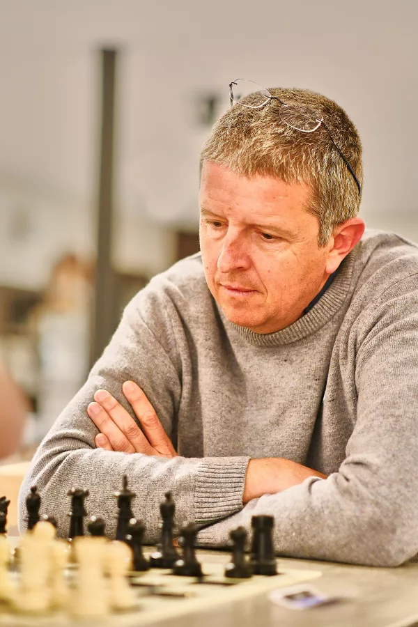 J. Oskar Stöber, durante uno de los torneos de partidas rápidas que casi cada noche se celebraban en su hotel, en el Sunway Chess de Formentera. Foto: FMB / Damas y Reyes