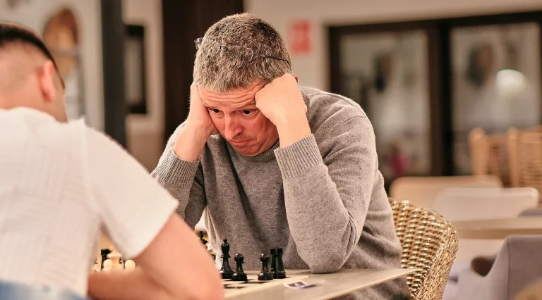 J. Oskar Stöber, durante uno de los torneos de partidas rápidas que casi cada noche se celebraban en su hotel, en el Sunway Chess de Formentera. Foto: FMB / Damas y Reyes