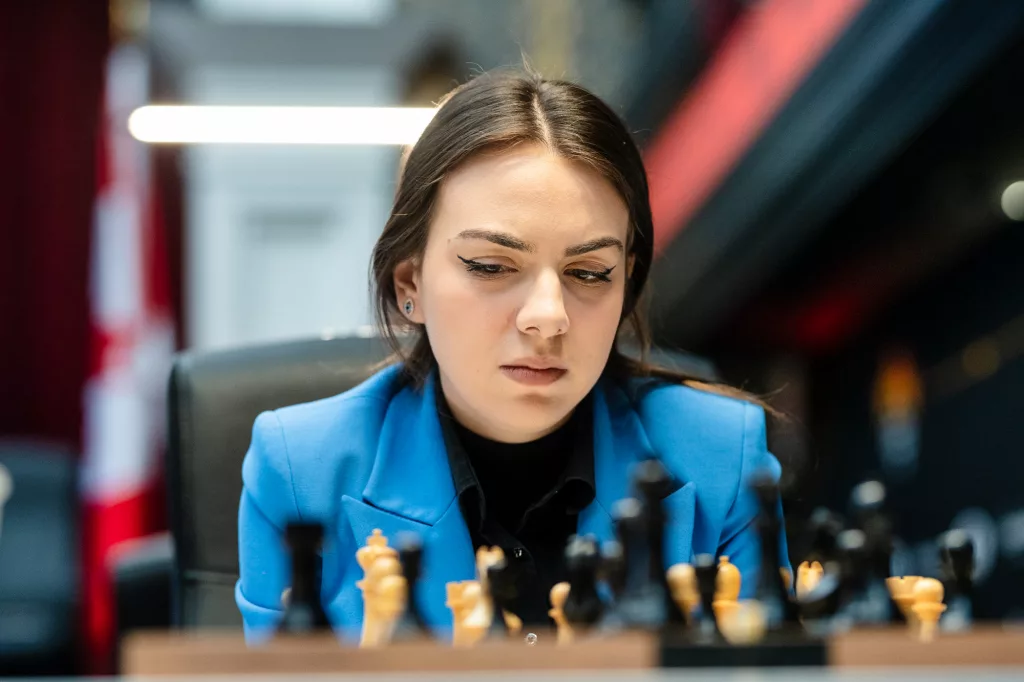 Nurgyul Salimova logró la única victoria del día en el Candidatos femenino. Foto: Maria Emelianova / FIDE