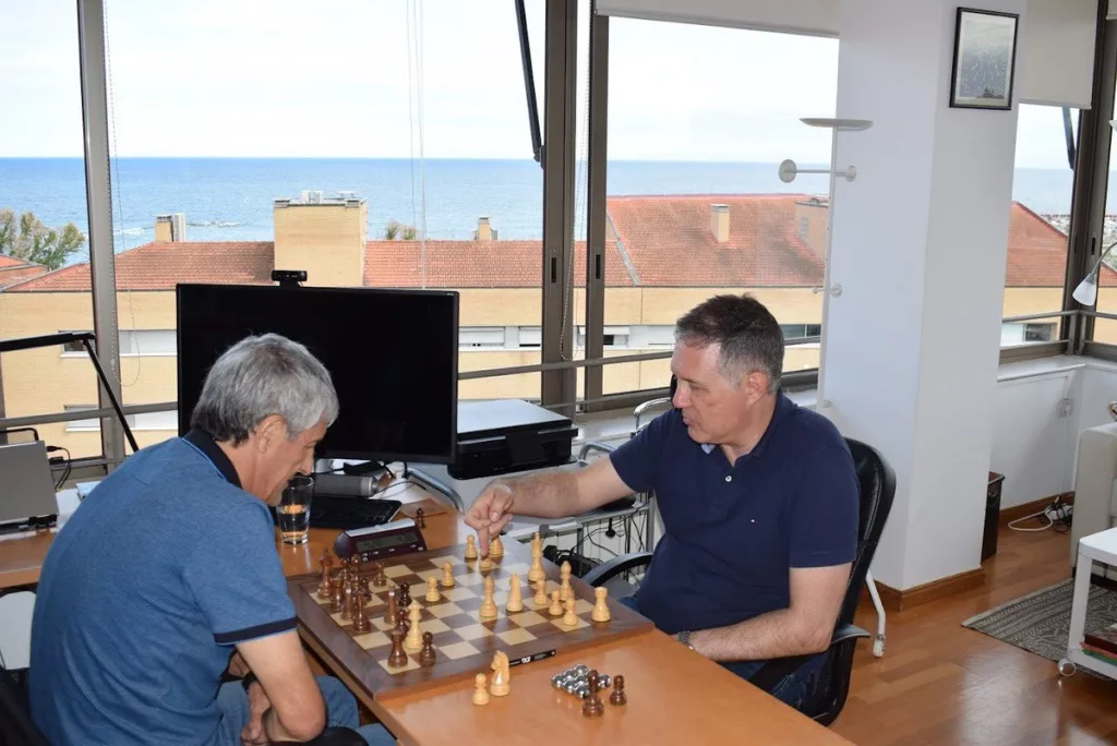 Quique Setién, con Miguel Illescas en el Open de Menorca