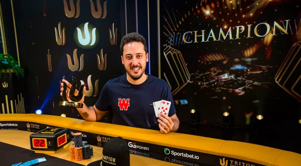 Adrián Mateos, con la mano de su triunfo en las Triton Poker de Montenegro