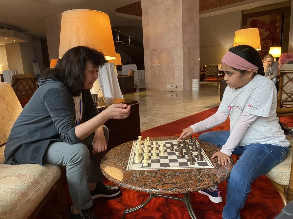 Bodhana Sivanandan analiza su partida contra la gran maestro femenina Elvira Berend. El duelo acabó en tablas. Foto: ECU