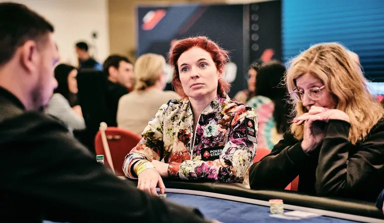 Jennifer Shahade, en el 'ladies', en Montecarlo, rodeado de otras jugadoras. Foto: FMB / Damas y Reyes