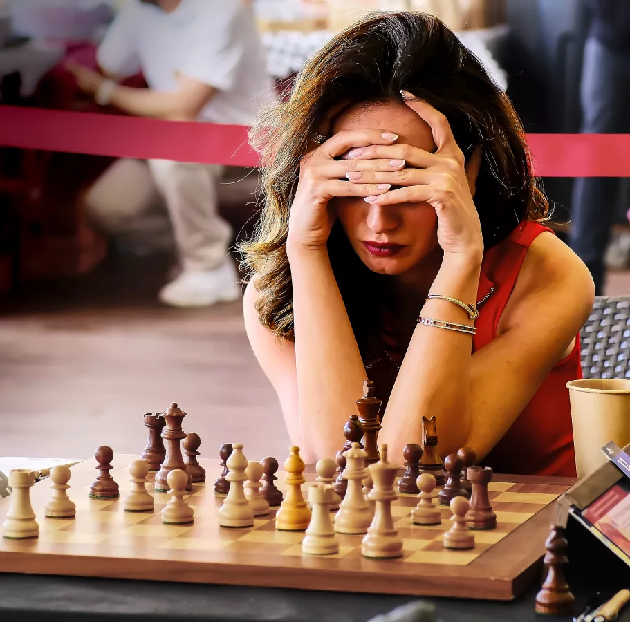 Keti Tsatsalashvili, en otro momento de sufrimiento, en el Sunway Chess Festival de Formentera. FOto: FMB / Damas y Reyes