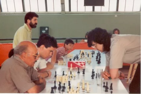 Esta partida de Manolo Guerra la ganó Kramnik, que daba una sesión de simultáneas, pero antes el jugador más veterano se había impuesto al ruso en una rápida