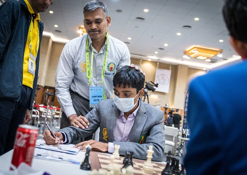 Ramesh, con Pragg, este mismo año. Foto: Lennart Ootes / FIDE