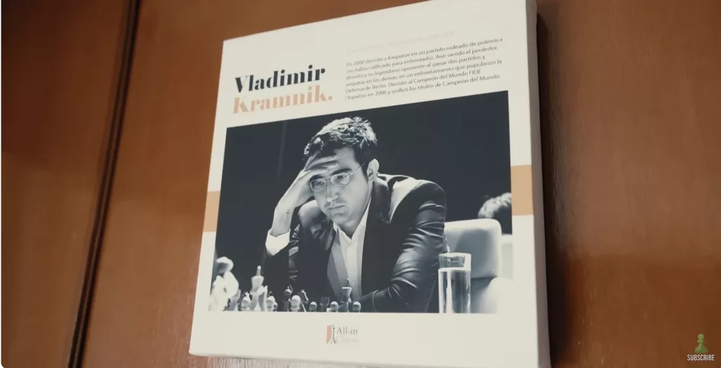 La foto de Kramnik cuelga en una pared de la academia All-in Chess, donde trabaja Martínez