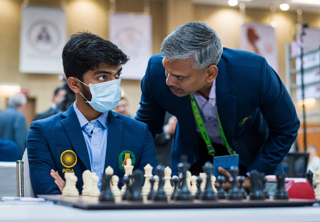 Ramesh, con Gukesh, dos años antes de ganar el torneo de Candidatos con 17 años. Foto: Lennart Ootes / FIDE