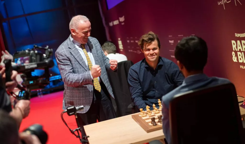 Kasparov, Carlsen y Gukesh, pasado, presente y futuro del ajedrez reunidos en la foto de Lennart Ootes