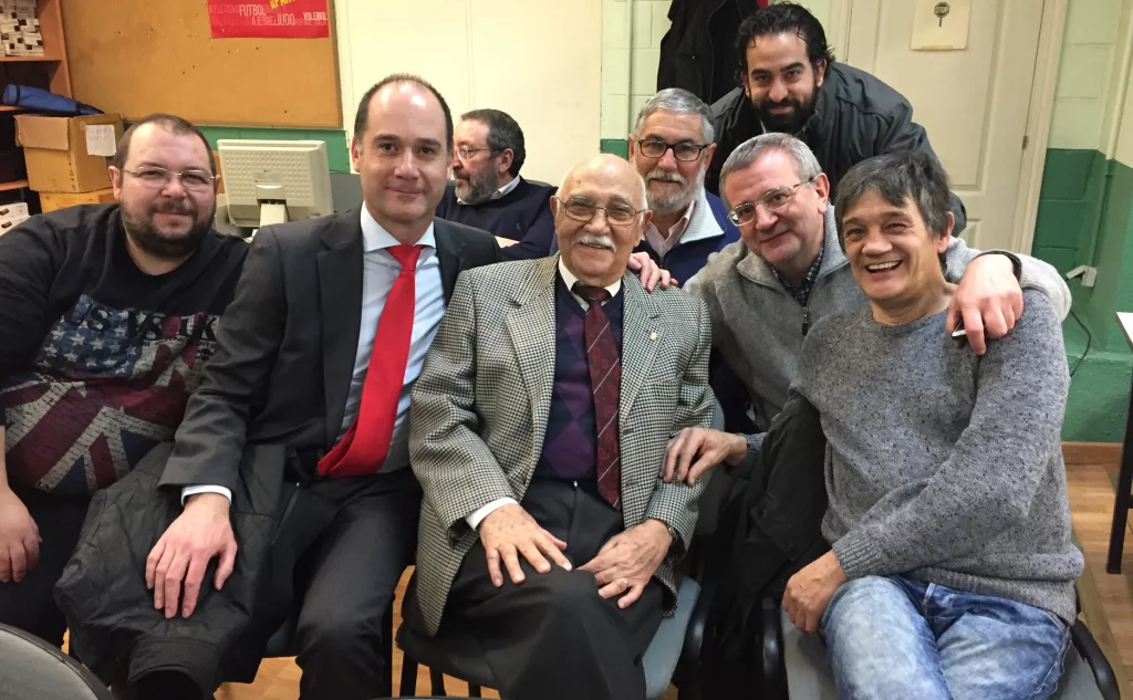 Manolo Guerra, con algunos de sus compañeros del Club de Ajedrez Alcobendas. Foto: FMB / Damas y Reyes
