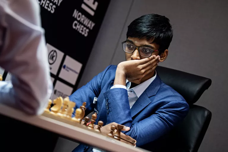 Praggnanandhaa, en el Norway Chess, donde ha derrotado a Magnus Carlsen. Foto: Steve Bonhage