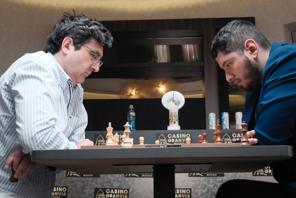 Kramnik y José Martínez, en una de sus partidas sobre el tablero. Foto: FMB / Damas y Reyes