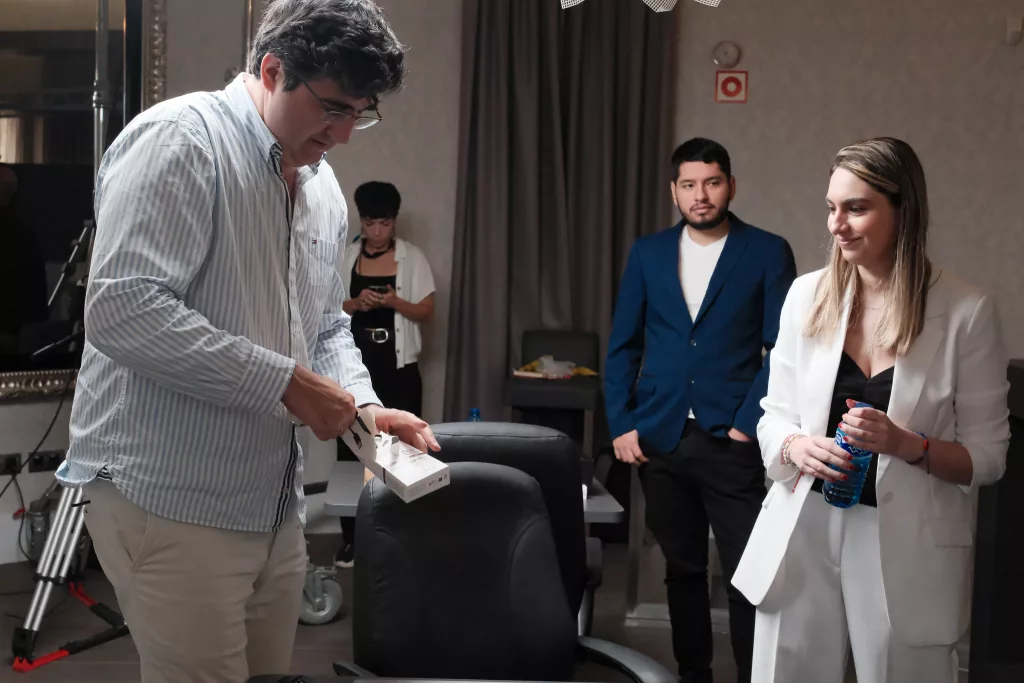 Kramnik, en el momento de despreciar los ordenadores, en presencia de José Martínez y de la árbitra Mireia Ramón. Foto: FMB / Damas y Reyes